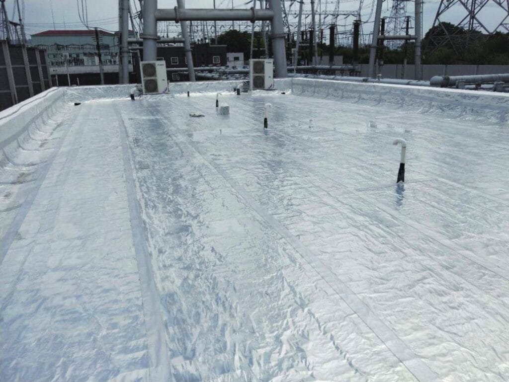 Zimny dach podstacji 500 kV pokryty membraną chłodzącą, w celu obniżenia temperatury wewnątrz obiektu. Różnica w temperaturze powierzchni dachu przekracza 30 stopni w słoneczne dni.