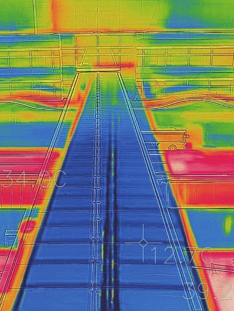 Dach łącznika pokryty folia chłodzącą Radi-Cool. spadek temperatury powierzchni poniżej temperatury powietrza