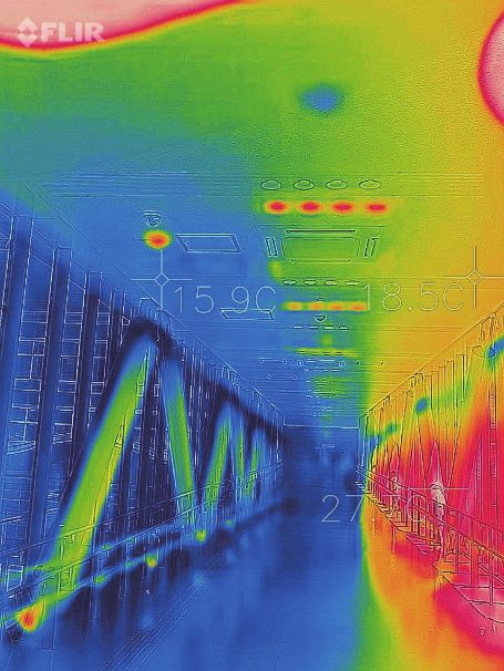 Widok z kamery termowizyjnej, ukazujący działanie folii chłodzącej radi-cool
