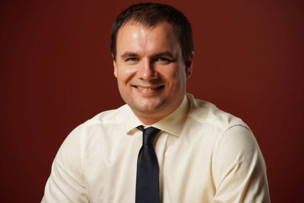 założyciel i CEO Sky Chill Technologies, importera folli, membran, powłok i tekstyliów chłodzących Radi-Cool