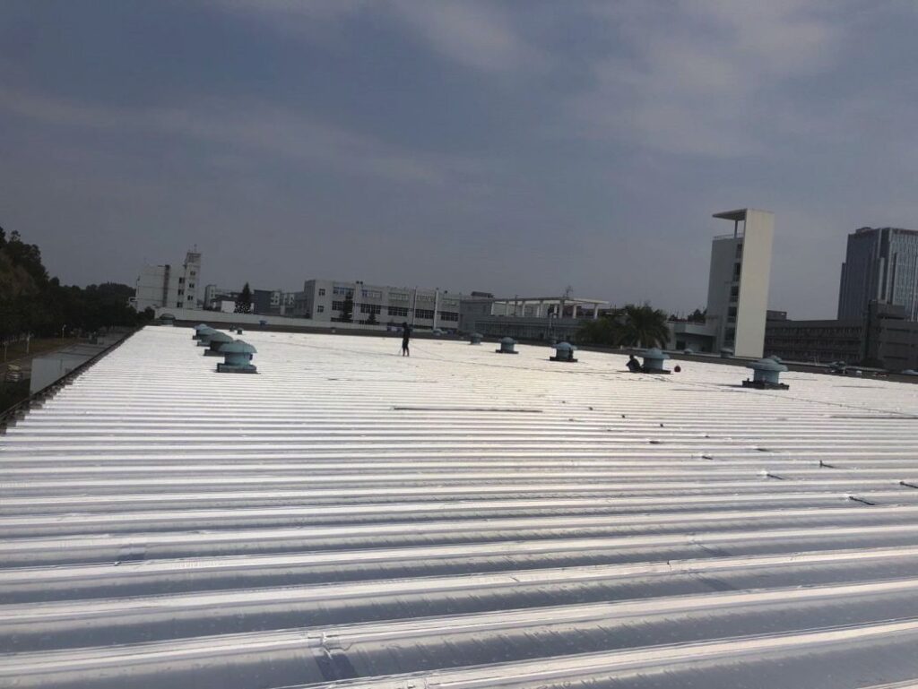 Redukcja temperatury o 6 stopni wewnątrz magazynu farmaceutycznego dzięki zastosowaniu folii chłodzącej Radi Cool